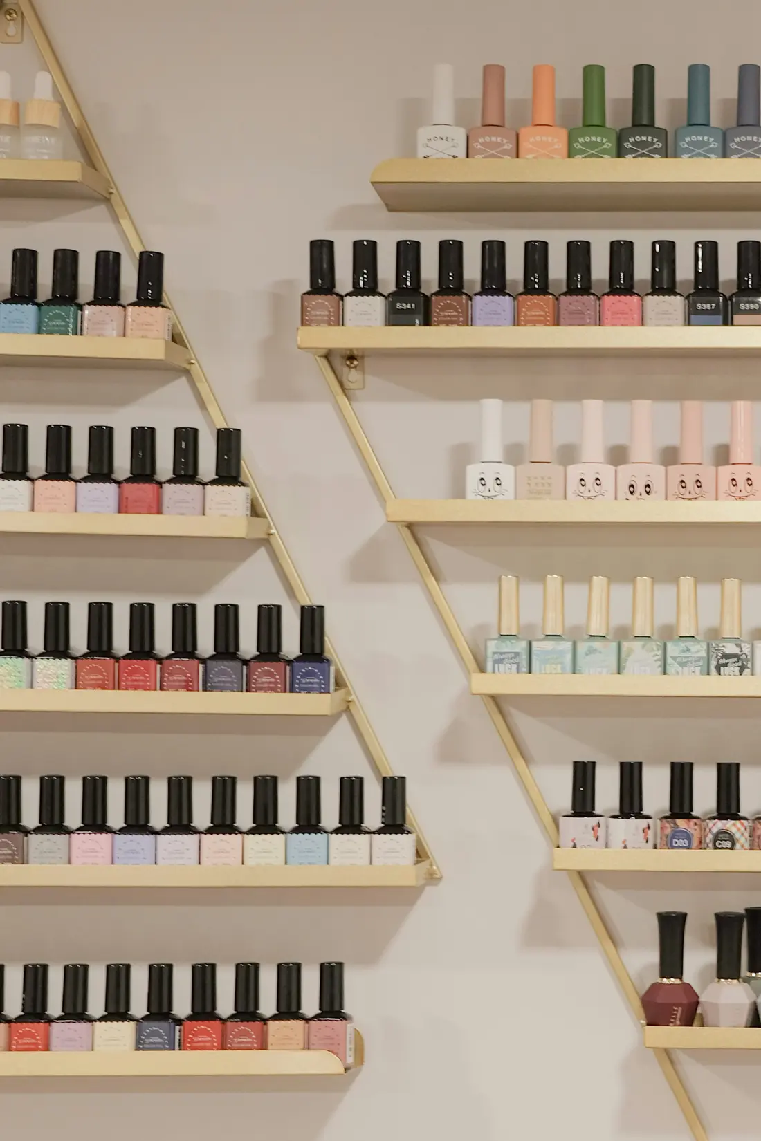 Estantería del estudio con esmaltes ordenados por color