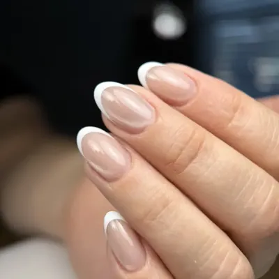 Uñas almendradas con francesa blanca fina