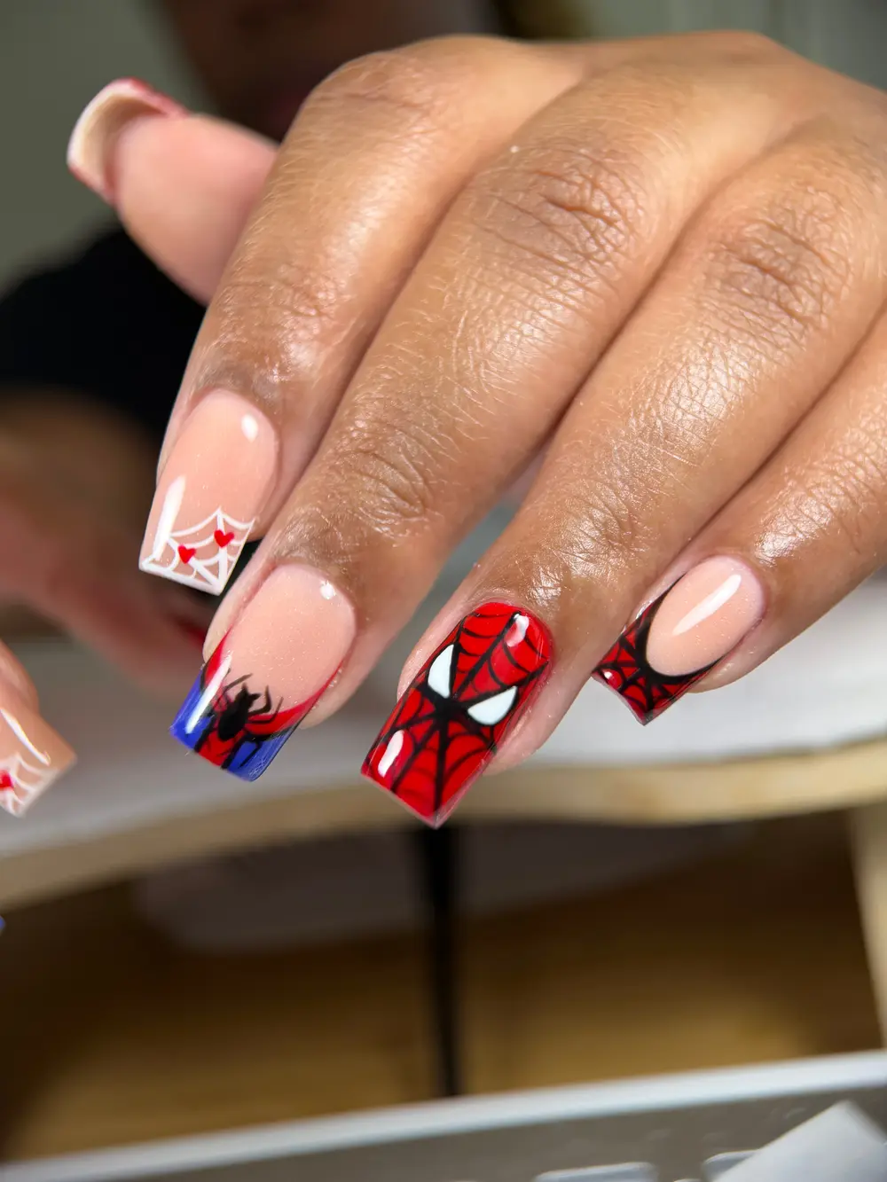 Uñas cuadradas con diseño de Spider-Man pintado a mano: telarañas, una araña y la máscara