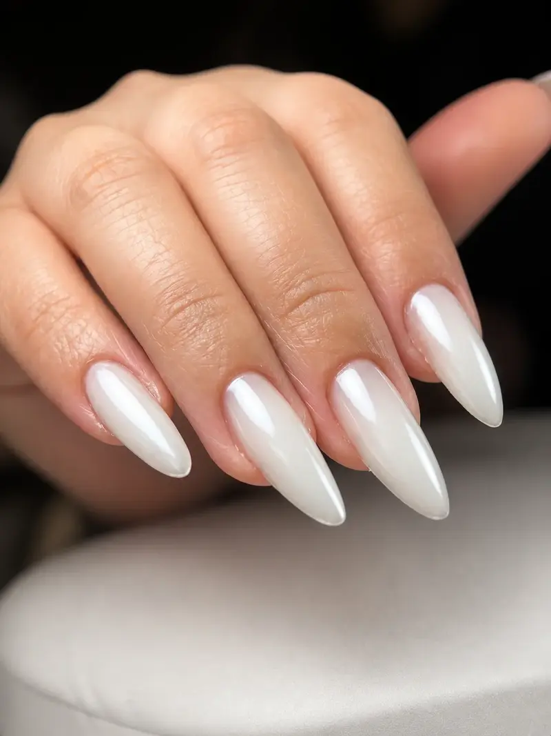 Uñas almendradas largas con acabado nacarado