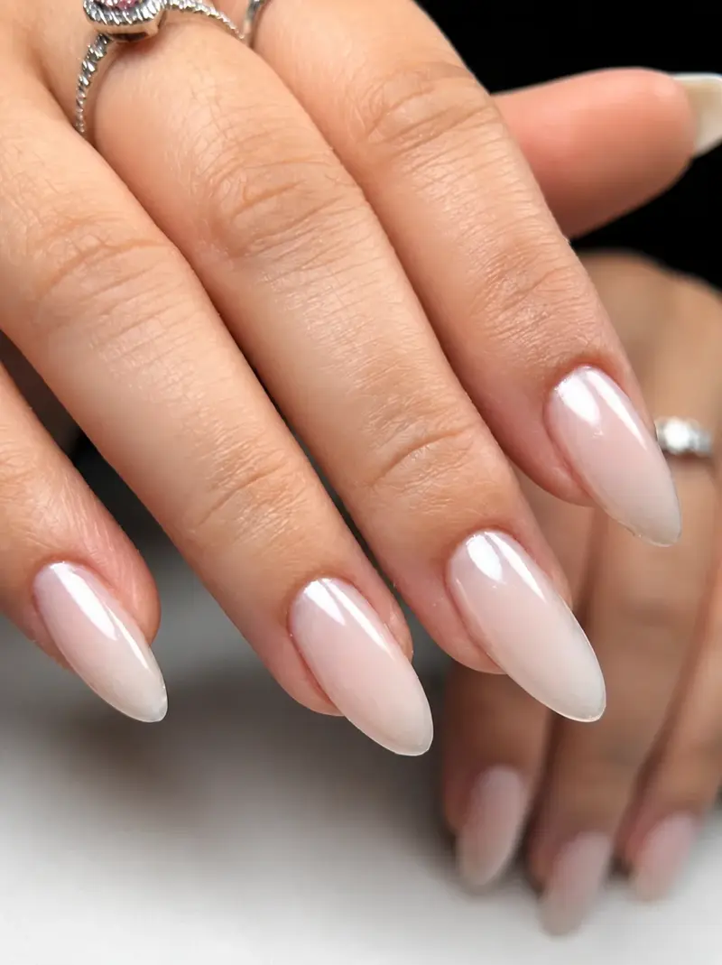 Uñas almendradas con degradado natural
